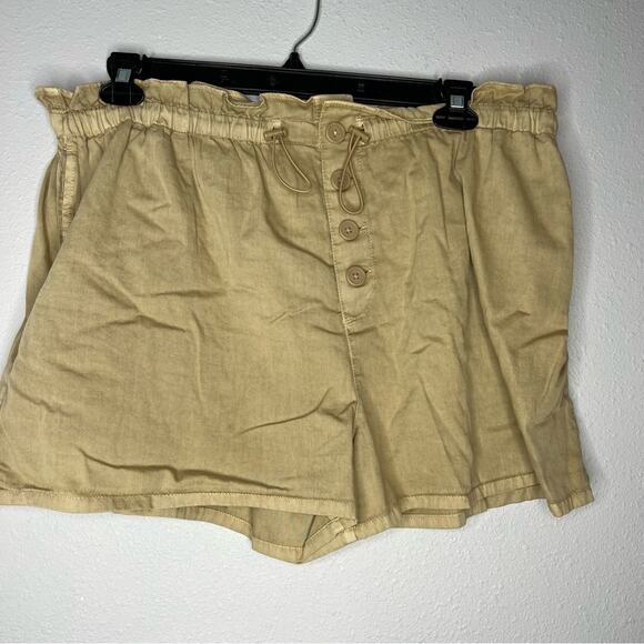 New BP Tan Shorts100% Cotton Button Detail Drawstring Waist Women's Plus size 1X - Picture 1 of 4